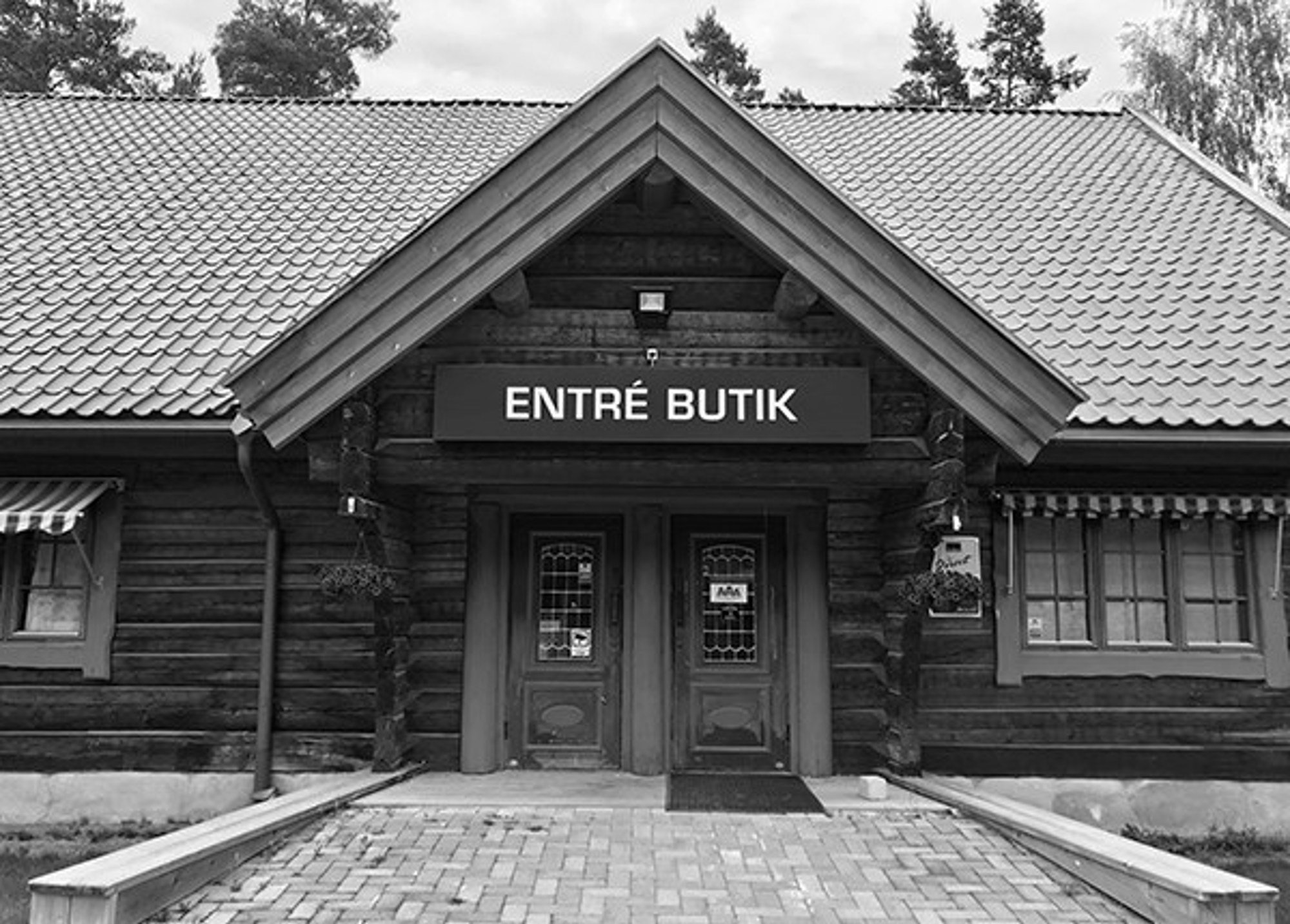 nomenu Svartvit bild på entrén till butiken - Svanströms Trä 