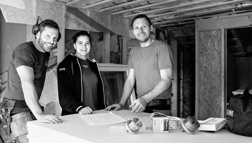 Svartvit bild på tre byggrådgivare från Woodys Bygghandel