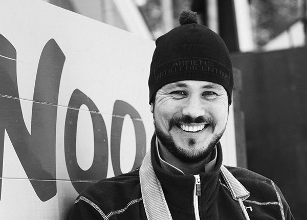 Våra tjänster, Svanströms, svartvit bild på en anställd som ler 