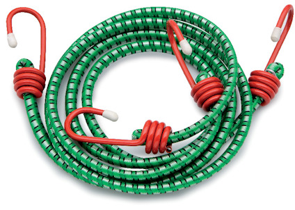 Två gröna elastiska bagageremsor med röda krokar i båda ändar.