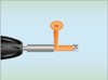 Illustration av kirurgiskt instrument med ett orange handtag och rörliga delar mot en ljusblå bakgrund.