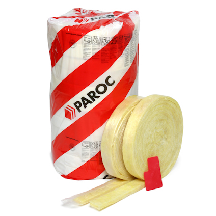 Förpackning av glasullsremsor från Paroc i vitt och rött omslag, samt två runda glasullsdelar framför.