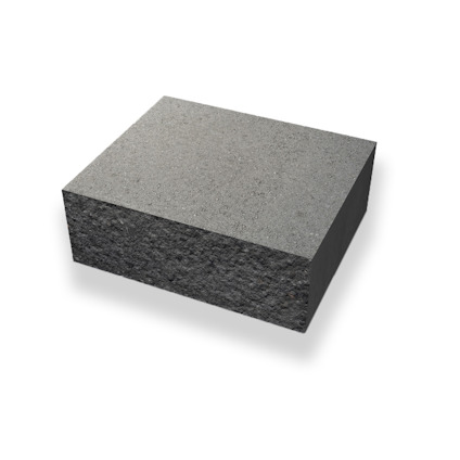 Grå rektangulär blocksteg med slät topp och grov textur på sidorna.