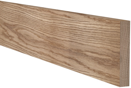 Planhyvlat trästycke i ek med synlig ådring och slät yta mot svart bakgrund.