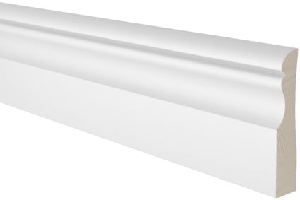 Vit sockel av allmogetyp med profil, delvis rundad kant och trästruktur synlig i änden mot svart bakgrund.