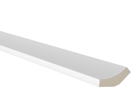 Vit list av trä med fasad kant, mot svart bakgrund.