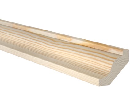 Taklist i obehandlad furu med svanhalsprofil och synliga träådringar.