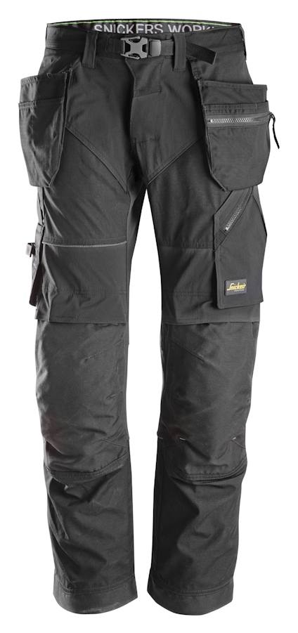 Svarta arbetsbyxor med flera fickor och förstärkningar, etikett med texten "SNICKERS WORKWEAR" synlig vid midjan.