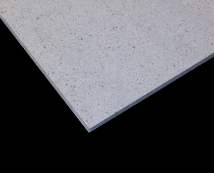 Ljust byggmaterial, rektangulär skiva med slät yta och diskreta fläckar, fotograferad mot svart bakgrund.