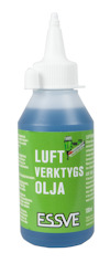 Flaska med grön etikett, texten "LUFTVERKTYGSOLJA" i vitt, samt logotypen "ESSVE" och en vit kork.