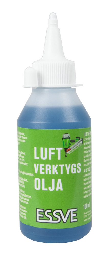 Flaska med grön etikett, texten "LUFTVERKTYGSOLJA" i vitt, samt logotypen "ESSVE" och en vit kork.