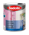 Färgburk med etikett "Sadolin" och text på flera språk, inklusive "Snickerifärg V" och "Halvblank".