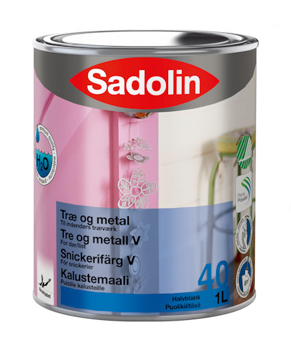 Färgburk med etikett "Sadolin" och text på flera språk, inklusive "Snickerifärg V" och "Halvblank".