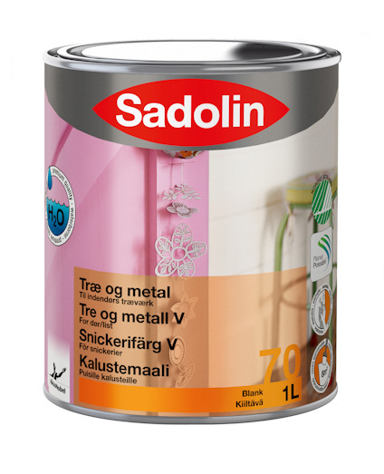 Burk med Sadolin-snickerifärg, etikett på flera språk, rosa och vit design, kapacitet 1 liter.