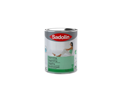 Vit burk med Sadolin väggfärg, etiketten visar en person i ett badkar och grön text.