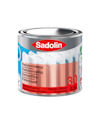 Färgburk med etikett "Sadolin" och text på flera språk som beskriver inomhusfärg.