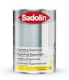Färgburk med etikett "Sadolin Vægmaling Supermat" och volymen 1 liter angiven.