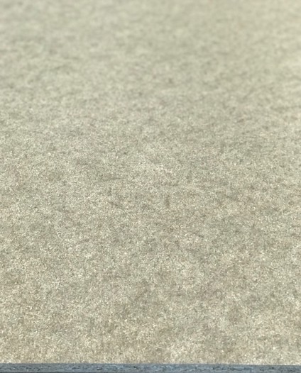 Närbild av en slät, beige spånskiva med subtil textur.