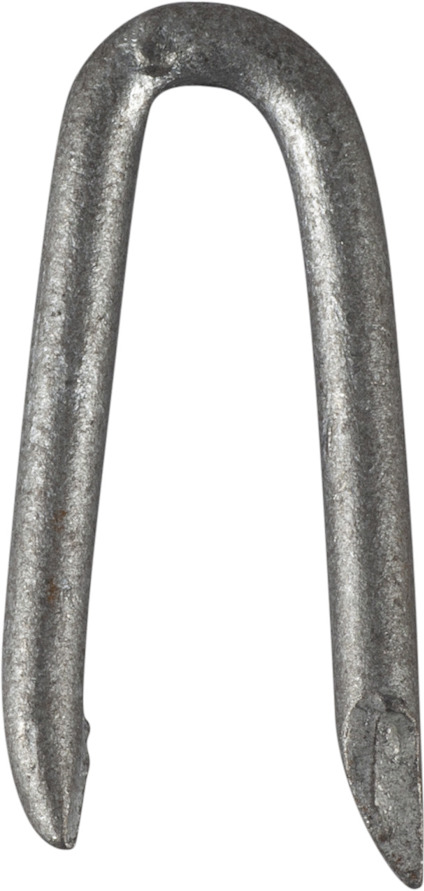 Metallkrampa med två spetsiga ändar och rundad övre del mot grå bakgrund.