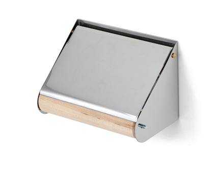 Toalettpappershållare i rostfritt stål med en trädetalj, monterad på väggen.