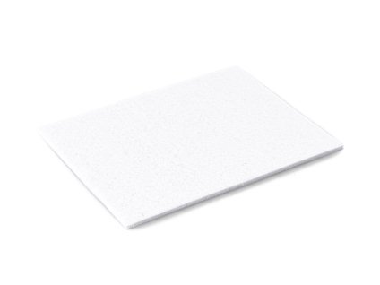 Vit rektangulär filtbit mot vit bakgrund.