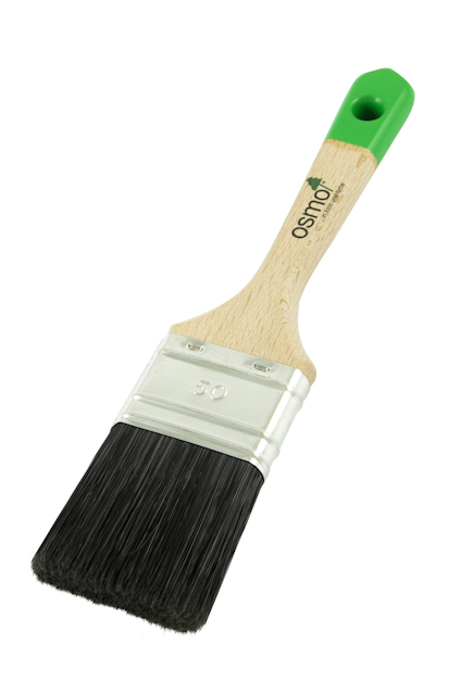 Pensel med trähandtag och svart borst. Handtaget har en grön ände med hål för upphängning och märket "osmo" är synligt.