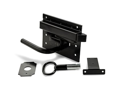 Svart metallås med handtag, nyckel och monteringsplattor mot vit bakgrund.