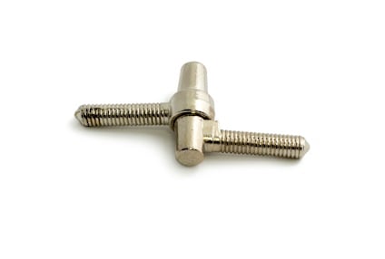 Nickelpläterat pinngångjärn med två gängade skruvar.