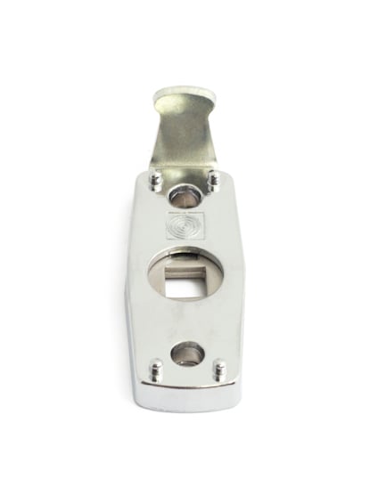 Kromfärgad handtagsspärr med skruvhål och hakformad del upptill, ligger mot vit bakgrund.