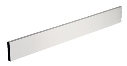 Vit, rektangulär rätskiva i metall med svart kant på ena kortsidan, placerad på vit bakgrund.