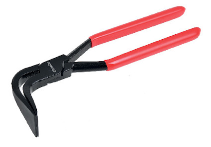 Tång med vinklat huvud och röda handtag.