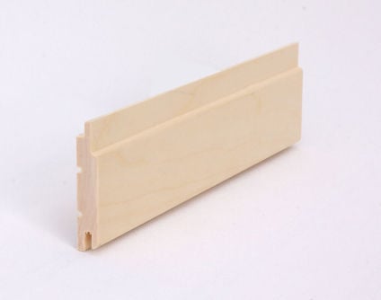 Ljus träpanel med fjäder och not, liggande på en vit bakgrund.