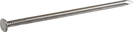Räfflad blank spik med platt huvud, reflekterande metallfinish.