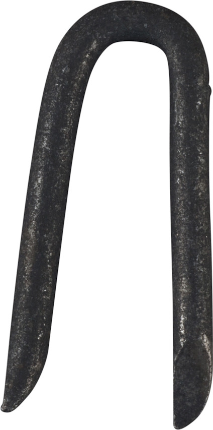 U-formad metallklammer på en grå bakgrund.