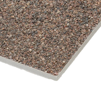 Närbild på en sockelskiva med en yta täckt av krossad sten i varierande bruna och grå nyanser.