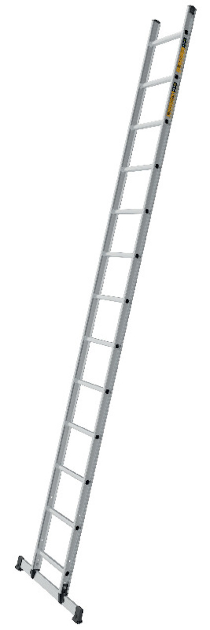 Aluminiumstege med flera steg som lutar mot en osynlig yta.