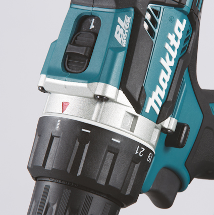 Sladdlös borrmaskin med blå och svart design, märket "Makita". Numeriska inställningar synliga.