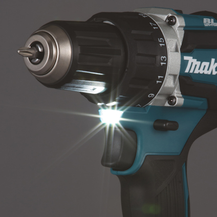 Borrmaskin med svart och blått handtag och justerbar hastighet. Märkt "Makita".