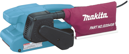 Bärbar bandslipmaskin med blå kropp och röd dammpåse med vit text "Makita PART NO.1225438".