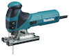 Elektrisk sticksåg från Makita med svart och blå design, kopplad med kabel och synligt sågblad.
