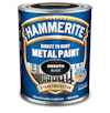 Blå burk med Hammerite Metallfärg, "Direct to Rust," "Smooth Black", "8 Year Protection" och "Quick-drying" visas på etiketten.