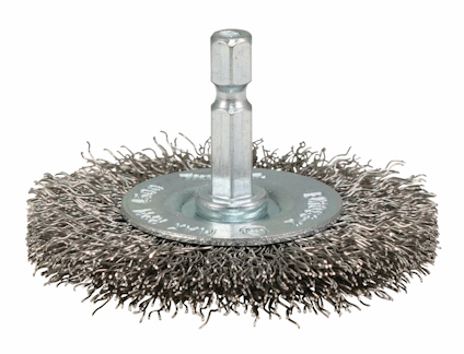 Rund stålborste med borsthår av metall, monterad på en metallskiva med en centrala fästanordning i hex-form.