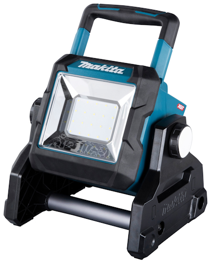 Arbetslampa från Makita i blått och svart med LED-panel och bärhandtag, placerad på ett justerbart stativ.