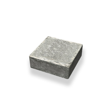 En grå, fyrkantig marksten med en åldrad yta mot en vit bakgrund.