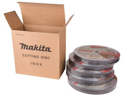Kartong med texten "Makita Cutting Disc Inox" bredvid en stapel skärskivor.