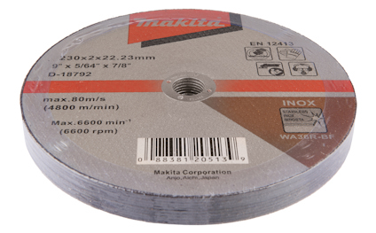 Rund kapskiva märkt "Makita", dimensioner och hastighetsinformation tryckt på etiketten.