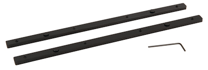 Två svarta skarvbeslag och en L-formad insexnyckel på vit bakgrund.