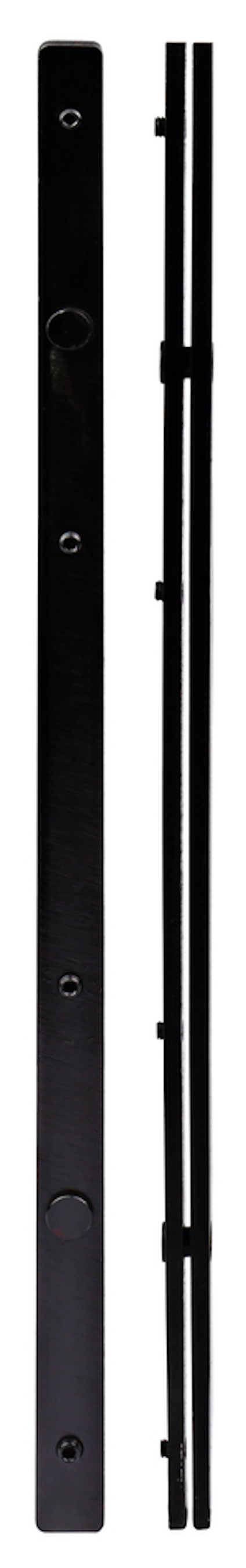 Svart vertikal metallstång med hål, placerad bredvid en enklare stav utan synliga hål.