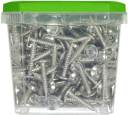 Genomskinlig plastlåda med metallskruvar och grönt lock.