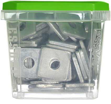 Transparent burk med grönt lock innehållande fyrkantiga metallbrickor. Text på burken: "ESSVE".